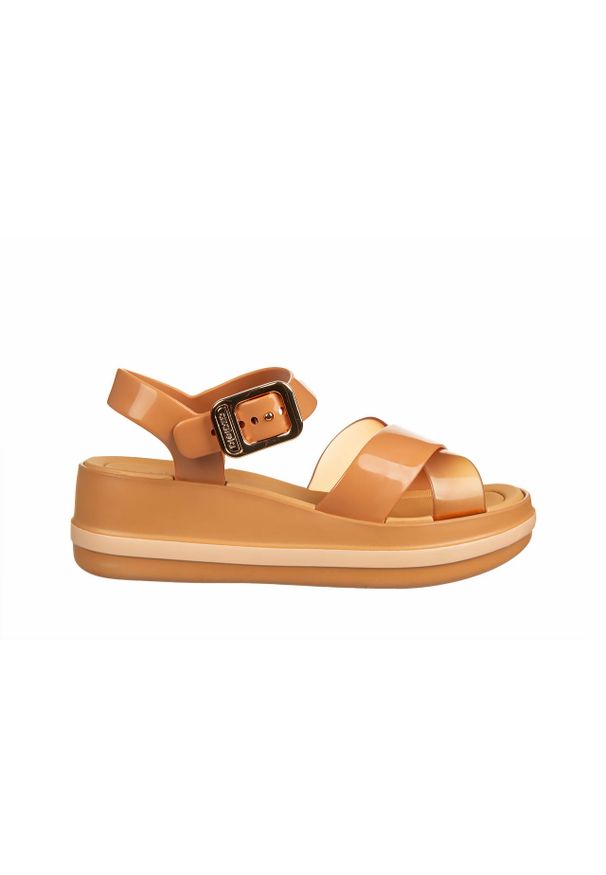 Sandały Azaleia Marie Sandal Plat Fem Dark Brown 198050, Brązowy, Tworzywo. Okazja: na co dzień. Zapięcie: klamry. Kolor: brązowy. Materiał: tworzywo sztuczne. Wzór: paski. Styl: casual, sportowy