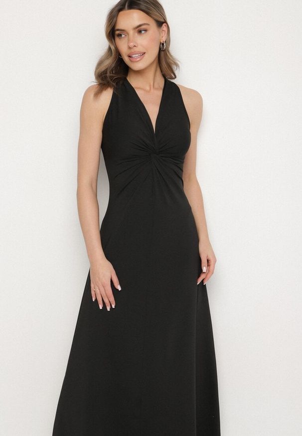 Born2be - Czarna Rozkloszowana Sukienka Bez Rękawów z Wiskozą Zdobiona Marszczeniem Folenissa. Okazja: na imprezę. Typ kołnierza: kokarda, dekolt w kształcie V. Kolor: czarny. Materiał: wiskoza. Długość rękawa: bez rękawów. Wzór: aplikacja. Typ sukienki: rozkloszowane