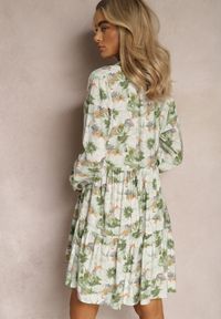 Renee - Beżowo-Zielona Sukienka Mini w Kwiatowy Wzór z Szeroką Falbanką na Dole Faeyra. Kolor: beżowy. Wzór: kwiaty. Sezon: lato, wiosna. Typ sukienki: kopertowe, rozkloszowane. Styl: wakacyjny. Długość: mini
