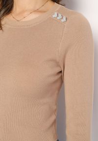 Born2be - Beżowy Wiskozowy Krótki Sweter z Guzikami w Kształcie Serduszek Drame. Kolor: beżowy. Materiał: wiskoza. Długość: krótkie. Wzór: aplikacja #4