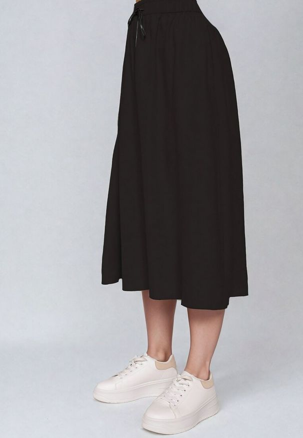 Born2be - Czarna Rozkloszowana Spódnica z Gumką w Pasie i Ściągaczem Xegelia. Okazja: na co dzień. Kolor: czarny. Styl: elegancki, casual