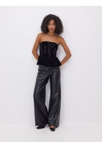 Reserved - Top z cekinami - czarny. Kolor: czarny. Materiał: dzianina #1