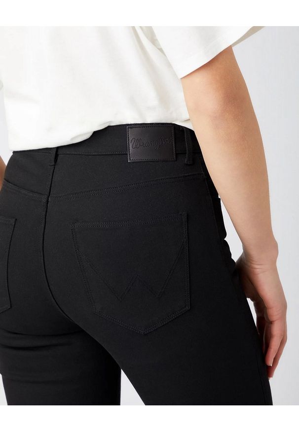 Wrangler - WRANGLER HIGH RISE SKINNY DAMSKIE SPODNIE JEANSOWE FUTURE BLACK W27H4230N 112141263. Okazja: na spotkanie biznesowe, do pracy. Stan: podwyższony. Długość: krótkie. Wzór: aplikacja, kolorowy. Styl: biznesowy, elegancki