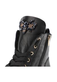 Czarne Sneakersy Karino Damskie Buty Jesienne. Okazja: na spotkanie biznesowe. Kolor: czarny. Materiał: jeans, skóra. Sezon: jesień. Obcas: na obcasie. Styl: elegancki, biznesowy, klasyczny. Wysokość obcasa: średni #4