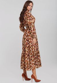 Renee - Brązowa Sukienka Bancroft z Błyszczącym Nadrukiem. Kolor: brązowy. Wzór: nadruk. Typ sukienki: kopertowe. Długość: maxi #3