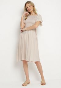 Born2be - Jasnobeżowa Rozkloszowana Sukienka Bawełniana z Bufiastymi Rękawami i Elastyczną Górą Veliova. Okazja: na co dzień. Kolor: beżowy. Materiał: bawełna. Styl: casual, elegancki #6