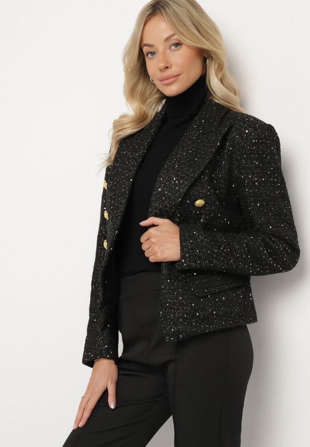 Born2be - Czarna Dwurzędowa Marynarka Taliowana w Tweedowym Stylu z Imitacją Kieszeni Liolia. Okazja: na co dzień. Kolor: czarny. Styl: elegancki, casual