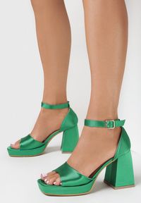 Born2be - Zielone Sandały na Stożku Bhuvian. Nosek buta: otwarty. Zapięcie: pasek. Kolor: zielony. Materiał: satyna, skóra ekologiczna. Sezon: lato. Obcas: na stożku. Wysokość obcasa: średni #1