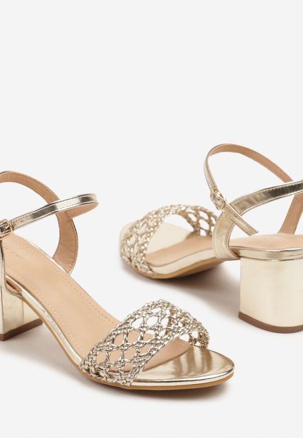 Renee - Złote Szydełkowe Sandały Vices na Słupkowym Obcasie Virassa. Okazja: na co dzień. Zapięcie: sprzączka. Kolor: złoty. Obcas: na obcasie. Styl: elegancki, wizytowy, casual. Wysokość obcasa: średni