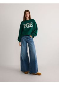 Reserved - Bluza oversize z nadrukiem - zielony. Kolor: zielony. Materiał: dzianina, bawełna. Wzór: nadruk