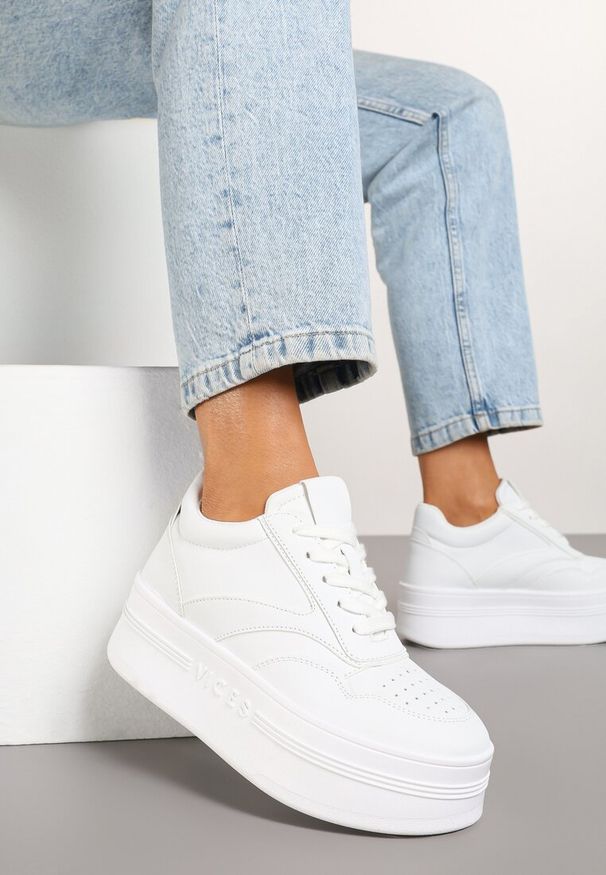 Born2be - Białe Sneakersy Vices na Grubej Podeszwie Ozdobione Metaliczną Wstawką Nelarwyn. Okazja: na co dzień. Zapięcie: sznurówki. Kolor: biały. Materiał: jeans. Wzór: aplikacja
