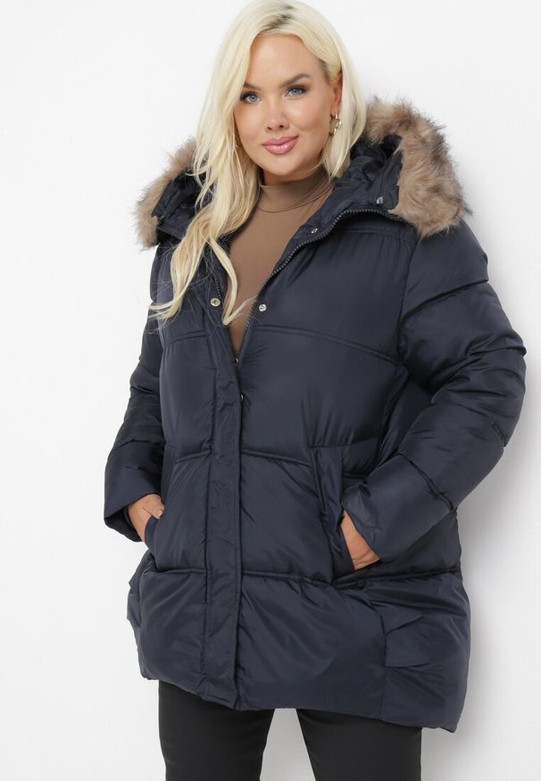 Born2be - Granatowa Kurtka z Kapturem i Sztucznym Futerkiem Tsani. Okazja: do pracy. Typ kołnierza: kaptur. Kolekcja: plus size. Kolor: niebieski. Materiał: futro. Wzór: aplikacja. Sezon: jesień, zima. Styl: elegancki, klasyczny