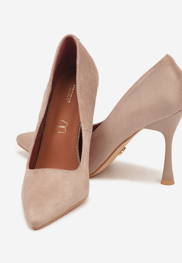 Born2be - Ciemnobeżowe Szpilki Vices na Obcasie Typu Klepsydra ze Skórzaną Wkładką Elttime. Okazja: do pracy, na spotkanie biznesowe. Nosek buta: szpiczasty. Kolor: beżowy. Materiał: skóra. Obcas: na obcasie. Styl: wizytowy, biznesowy. Wysokość obcasa: średni