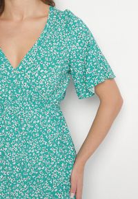 Born2be - Zielona Sukienka z Bawełny Rozkloszowana w Kwiaty Esirive. Typ kołnierza: dekolt w kształcie V. Kolor: zielony. Materiał: bawełna. Długość rękawa: krótki rękaw. Wzór: kwiaty #3