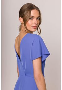 Stylove - Elegancka sukienka ołówkowa z dekoltem V z tyłu niebieska. Okazja: na spotkanie biznesowe. Typ kołnierza: dekolt kopertowy, dekolt w kształcie V. Kolor: niebieski. Materiał: tkanina, elastan. Długość rękawa: krótki rękaw. Typ sukienki: ołówkowe. Styl: elegancki. Długość: midi #3