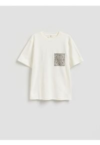 Reserved - T-shirt z kieszonką z autorskim nadrukiem - złamana biel. Materiał: bawełna. Wzór: nadruk #1
