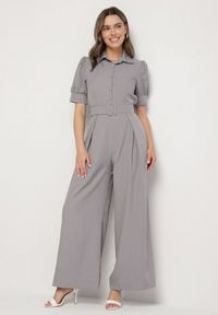 Born2be - Szary Taliowany Kombinezon z Ozdobną Klamrą Filateia. Kolor: szary. Styl: elegancki #1