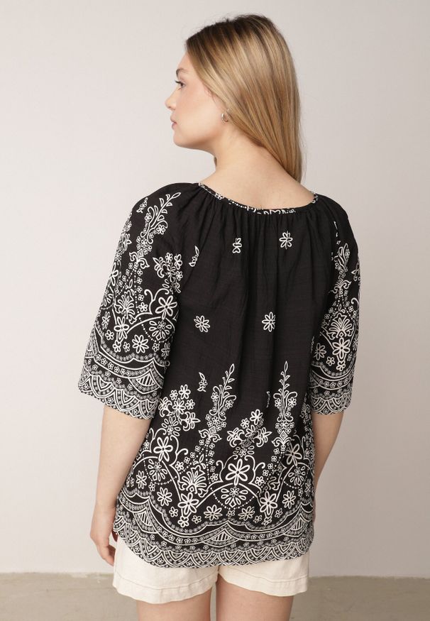 Born2be - Czarna Bluzka z Wiskozy z Kwiatowym Wzorem Wiązaniem i Frędzlami Hawnalue. Okazja: do pracy, na co dzień, na spacer. Kolor: czarny. Materiał: wiskoza. Wzór: kwiaty. Styl: boho, elegancki, casual