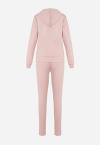Born2be - Jasnoróżowy Komplet Dresowy 3-częściowy z Lampasami Hisa. Kolekcja: plus size. Kolor: różowy. Materiał: dresówka. Sport: turystyka piesza #7