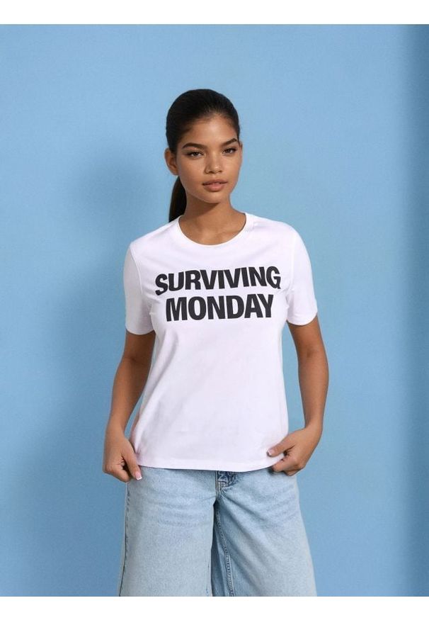 Sinsay - Bawełniana koszulka z ozdobnym napisem - biały. Kolor: biały. Materiał: bawełna. Wzór: napisy