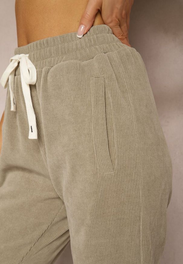 Renee - Ciemnozielone Dresowe Spodnie z Bawełną High Waist Wykończone w Pasie Gumką Ekadela. Stan: podwyższony. Kolor: zielony. Materiał: dresówka, bawełna