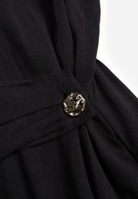 Born2be - Czarna Wiskozowa Sukienka Koszulowa z Marszczeniem i Guzikiem w Talii Lennatha. Okazja: na co dzień. Kolor: czarny. Materiał: wiskoza. Typ sukienki: koszulowe. Styl: casual, elegancki, klasyczny #7