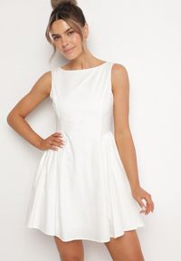 Born2be - Biała Bawełniana Sukienka Rozkloszowana Lavione. Okazja: na co dzień. Kolor: biały. Materiał: bawełna. Typ sukienki: proste. Styl: casual, elegancki, klasyczny #1