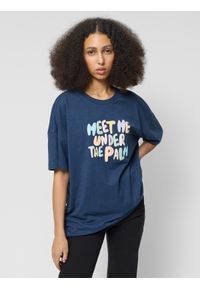 outhorn - T-shirt oversize z nadrukiem damski Outhorn - granatowy. Kolor: niebieski. Materiał: bawełna, dzianina. Długość rękawa: krótki rękaw. Długość: krótkie. Wzór: nadruk #1