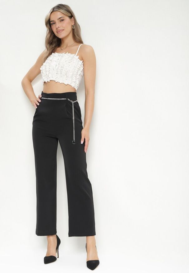 Born2be - Czarne Szerokie Spodnie Zapinane z boku na Suwak z Ozdobnym Łańcuchem Grazioso. Okazja: na spotkanie biznesowe, do pracy. Kolor: czarny. Materiał: satyna. Styl: elegancki, klasyczny, biznesowy