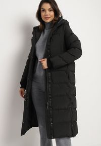 Born2be - Czarna Długa Kurtka z Kapturem Ściągaczami i Dołem Zapinanym na Napy Sialinnor. Okazja: na co dzień. Typ kołnierza: kaptur. Kolor: czarny. Materiał: jeans. Długość: długie. Styl: elegancki, casual #6