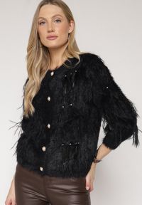 Born2be - Czarny Kardigan z Wełną o Fakturze Imitującej Pióra z Ozdobnymi Guzikami Mevinalia. Okazja: na co dzień, do pracy, na spotkanie biznesowe. Kolor: czarny. Materiał: wełna. Wzór: aplikacja. Sezon: zima, jesień. Styl: biznesowy, klasyczny, casual, elegancki #7