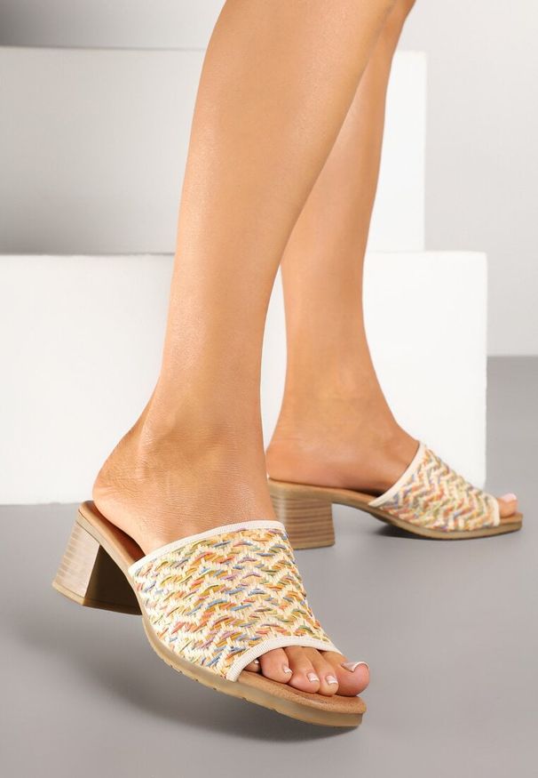 Renee - Beżowe Klapki na Słupku z Geometrycznym Wzorem Florreia. Okazja: na co dzień. Kolor: beżowy. Wzór: geometria. Obcas: na słupku. Styl: casual, elegancki. Wysokość obcasa: średni