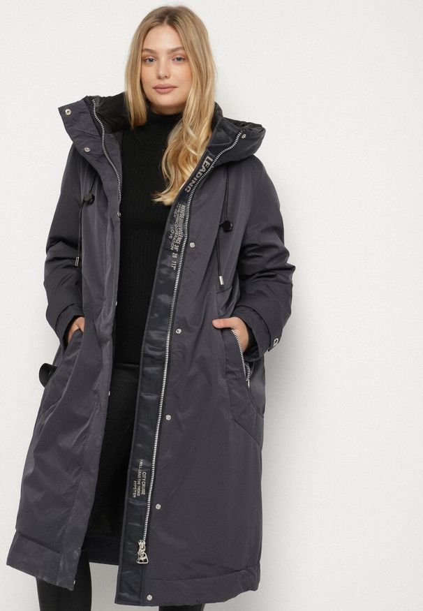 Born2be - Granatowa Kurtka z Kapturem o Wydłużonym Fasonie z Kieszeniami na Suwak Loreldra. Typ kołnierza: kaptur. Kolor: niebieski