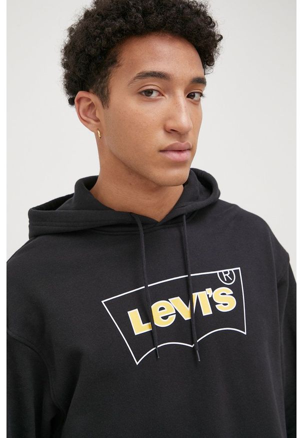 Levi's® - Levi's bluza bawełniana męska kolor czarny z kapturem z nadrukiem. Okazja: na spotkanie biznesowe. Typ kołnierza: kaptur. Kolor: czarny. Materiał: bawełna. Wzór: nadruk. Styl: biznesowy