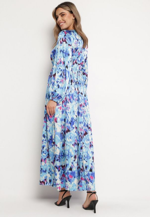 Born2be - Granatowa Sukienka Maxi z Satynowej Tkaniny w Abstrakcyjny Wzór Wirla. Kolor: niebieski. Materiał: tkanina, satyna. Długość: maxi