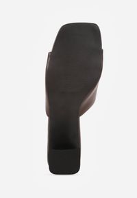 Born2be - Brązowe Minimalistyczne Klapki na Słupku z Odkrytym Kwadratowym Noskiem Monaera. Okazja: na co dzień, na ślub cywilny, na wesele. Kolor: brązowy. Wzór: gładki. Obcas: na słupku. Styl: casual, elegancki #7