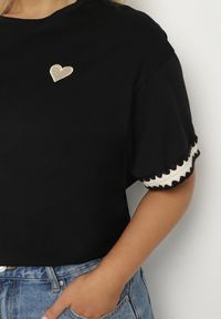 Born2be - Czarny Bawełniany T-shirt o Kroju Oversize ze Zdobieniem przy Rękawach Milatia. Okazja: na co dzień. Kolor: czarny. Materiał: bawełna. Wzór: aplikacja. Styl: elegancki, casual #6