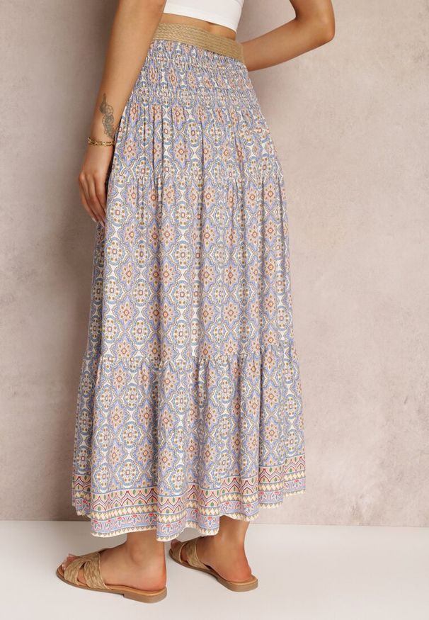 Renee - Niebieska Rozkloszowana Spódnica Maxi z Falbaną i Plecionym Paskiem Rahaf. Kolor: niebieski. Długość: długie. Styl: boho