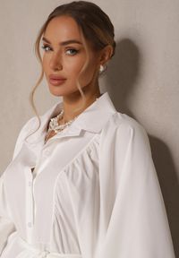 Renee - Biała Rozkloszowana Sukienka z Falbanami i Paskiem Divanessa. Okazja: na co dzień. Kolor: biały. Materiał: materiał. Typ sukienki: proste, rozkloszowane. Styl: casual #4