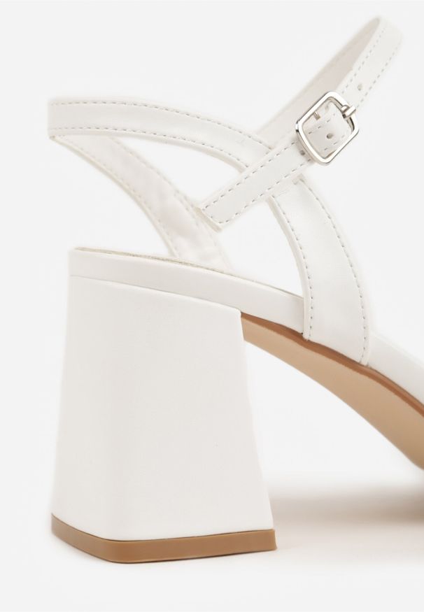 Born2be - Białe Eleganckie Sandały na Obcasie z Cyrkoniami Zitella. Okazja: na co dzień. Zapięcie: sprzączka. Kolor: biały. Materiał: jeans. Wzór: aplikacja. Obcas: na obcasie. Styl: elegancki. Wysokość obcasa: średni