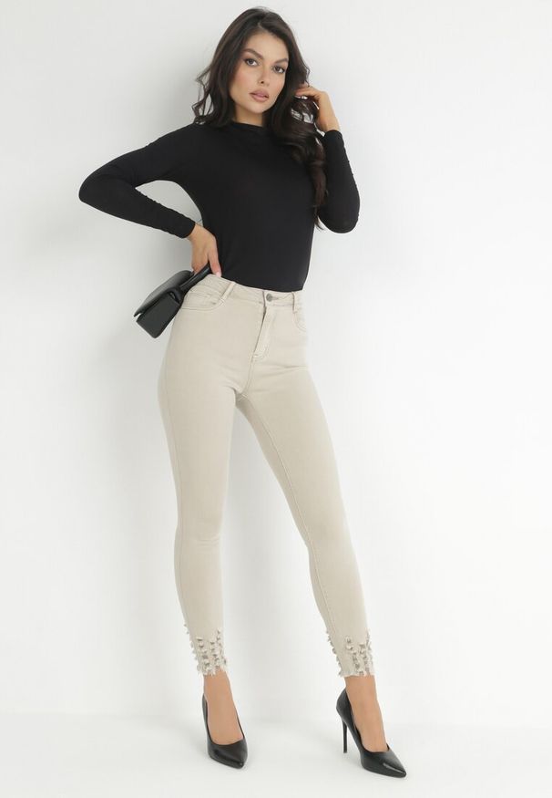 Born2be - Jasnobeżowe Jeansy Skinny z Postrzępioną Nogawką Chiteli. Kolor: beżowy