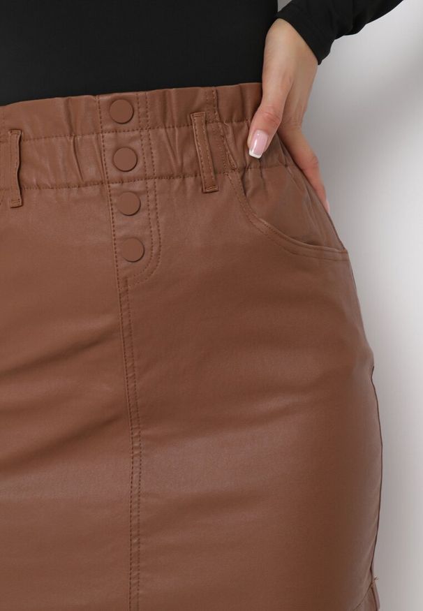 Born2be - Brązowa Spódnica Mini z Marszczoną Talią z Imitacji Skóry Valma. Okazja: na co dzień. Kolor: brązowy. Materiał: skóra. Styl: casual, elegancki
