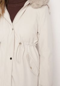Born2be - Jasnobeżowa Kurtka Parka Długa ze Ściągaczami i Futerkiem Odpinanym Delanira. Okazja: na co dzień. Kolor: beżowy. Materiał: futro. Długość rękawa: długi rękaw. Długość: długie. Styl: klasyczny, casual, elegancki #6