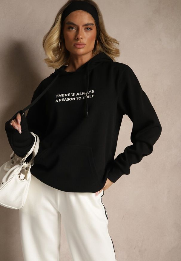 Renee - Czarna Bluza z Kapturem Kangurka z Napisem Lunirin. Okazja: na co dzień, na spacer. Typ kołnierza: kaptur. Kolor: czarny. Materiał: jeans. Długość rękawa: długi rękaw. Długość: długie. Wzór: napisy. Styl: sportowy, klasyczny, elegancki, casual