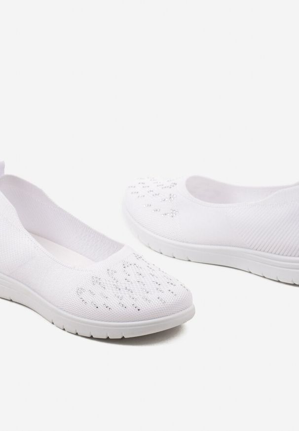 Renee - Białe Płaskie Tenisówki Zdobione Cyrkoniami Lomadia. Okazja: na co dzień. Kolor: biały. Wzór: aplikacja. Styl: casual
