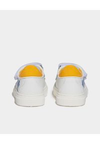 DSQUARED2 KIDS - Białe trampki z niebieską aplikacją. Nosek buta: okrągły. Zapięcie: rzepy. Kolor: biały. Materiał: guma. Wzór: aplikacja