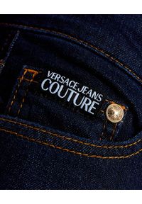 Versace Jeans Couture - VERSACE JEANS COUTURE - Niebieskie spodnie jeansowe. Kolor: niebieski. Długość: długie. Wzór: aplikacja #4