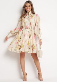 Born2be - Jasnobeżowa Kwiatowa Sukienka Midi z Guzikami i Plisowaniem Imma. Kolor: beżowy. Materiał: materiał, tkanina. Długość rękawa: na ramiączkach. Wzór: kwiaty. Sezon: wiosna, lato. Długość: midi #3