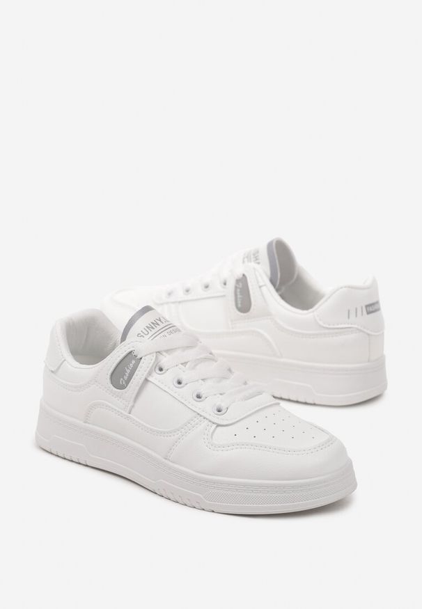 Renee - Biało-Szare Sneakersy z Cholewką przed Kostkę z Delikatną Perforacją Trissa. Wysokość cholewki: przed kostkę. Nosek buta: okrągły. Zapięcie: sznurówki. Kolor: biały. Materiał: materiał. Szerokość cholewki: normalna. Obcas: na obcasie. Wysokość obcasa: niski