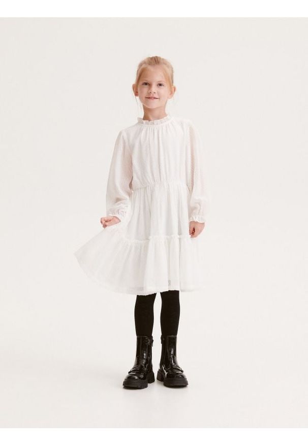 Reserved - Sukienka z falbaną - biały. Kolor: biały. Materiał: tkanina